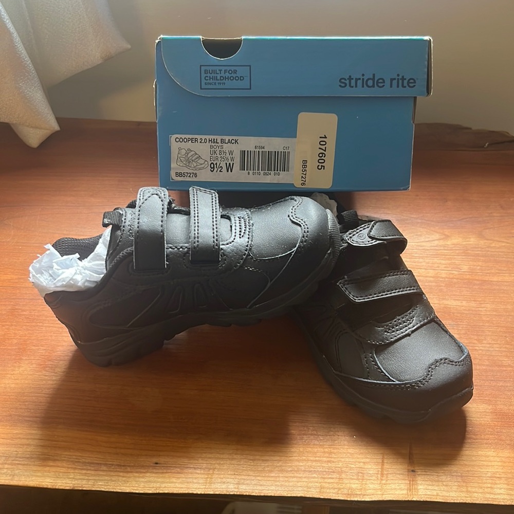 Boys stride rite shoes size 9.5 W